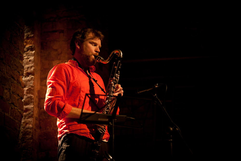 Seán Mac Erlaine performing